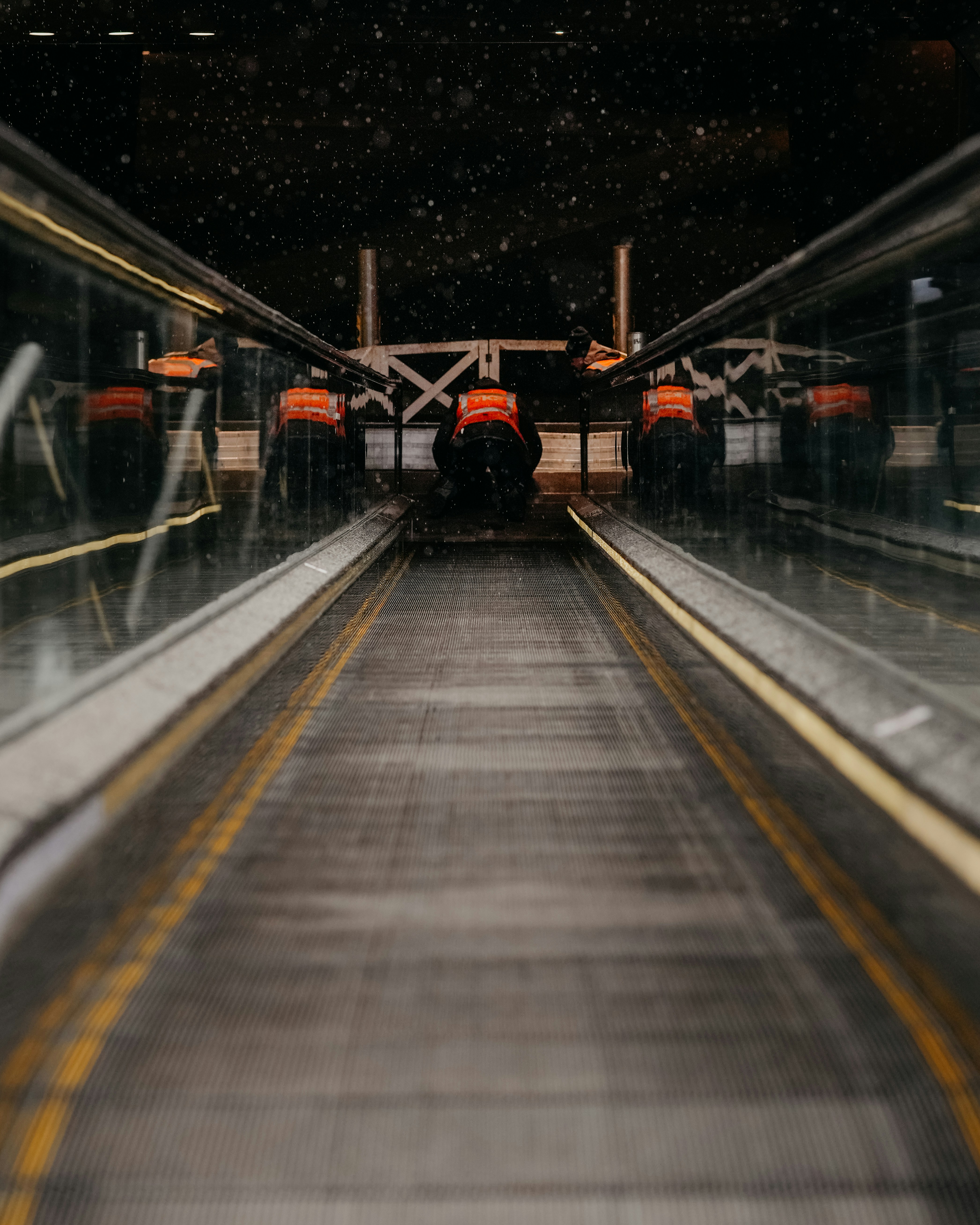 선로에 두 대의 기차가 있는 기차역