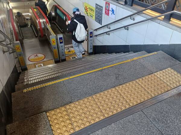 양동시장역 에스컬레이터와 지상을 연결하는 잔여 계단. 김현수 수습기자