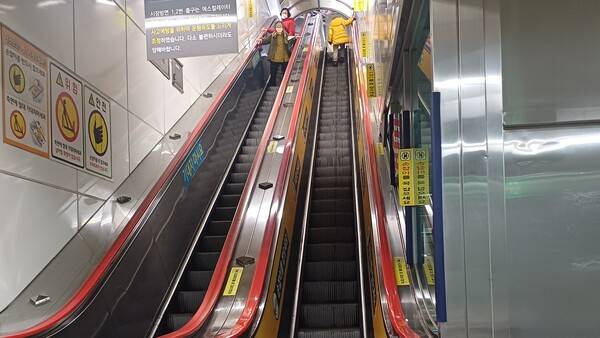 4일 찾은 양동시장역. 에스컬레이터 핸드레일을 잡고 지상으로 올라가는 시민. 김현수 수습기자