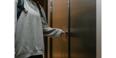 천안 대단지 아파트 승강기 장기 고장… 주민들 “옥상 넘어 다녔다”